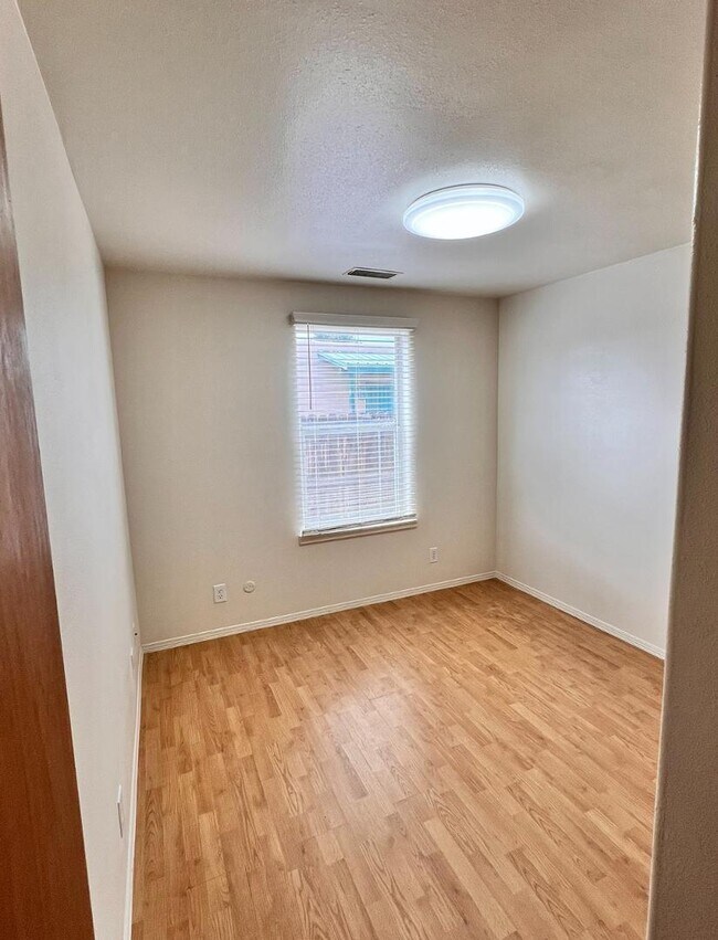 Building Photo - 615 Candelaria Rd NW