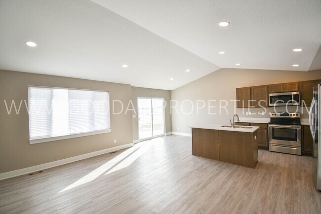 Building Photo - 3 Bedroom, 2 Bathroom Single Family Ranch with 2-Car attached garage