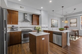 Building Photo - Congress Park High Rise Living! Huge Main Floor 2 Bed 2 Bath