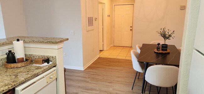 Building Photo - 2801 Chancellorsville Dr