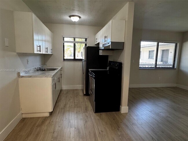 Building Photo - 1330 W 29th St