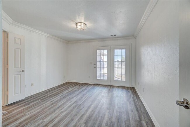 Building Photo - Absolutely Adorable, 2 bed, 2 bath, 2 car ...