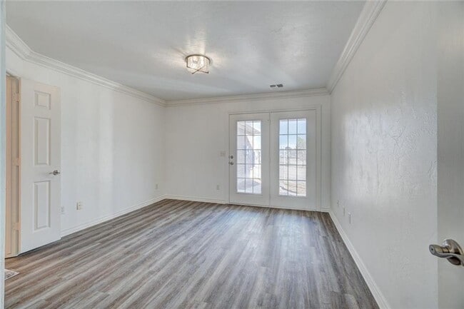 Building Photo - Absolutely Adorable, 2 bed, 2 bath, 2 car + study