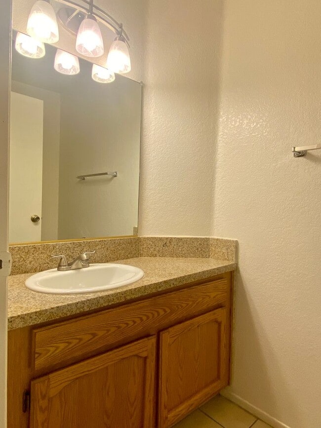 Building Photo - AVAILABLE NOW!!