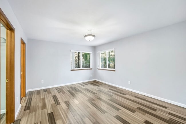 Building Photo - Immaculately maintained rambler in Sammamish with huge yard!!