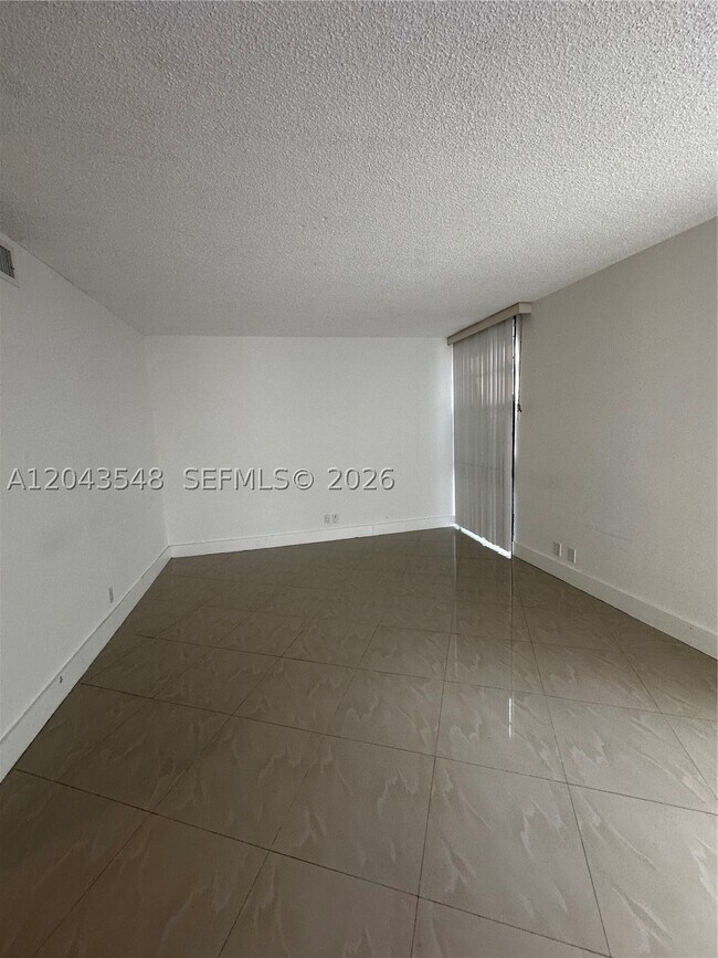 Building Photo - 3475 N Country Club Dr