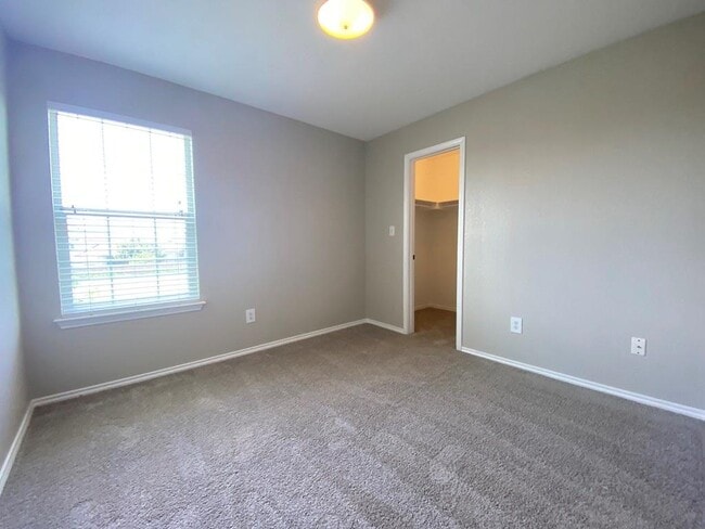 Building Photo - 330 Mistletoe Ln