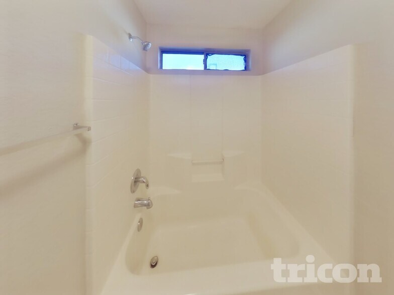 Building Photo - 818 E Tucci St