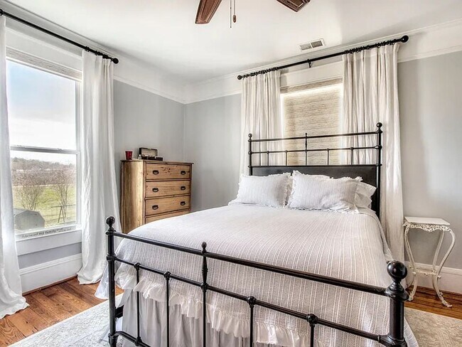 Building Photo - 3 Bedrooms, 2 Bathrooms - Home close to Downtown Rome!