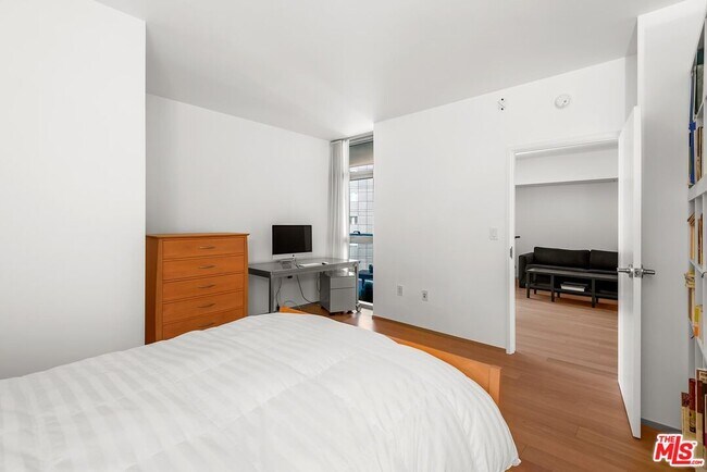 Building Photo - 13700 Marina Pointe Dr