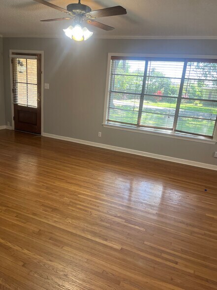 Building Photo - 104 Shady Oaks Dr