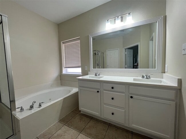 Building Photo - 15632 Gatehouse Dr