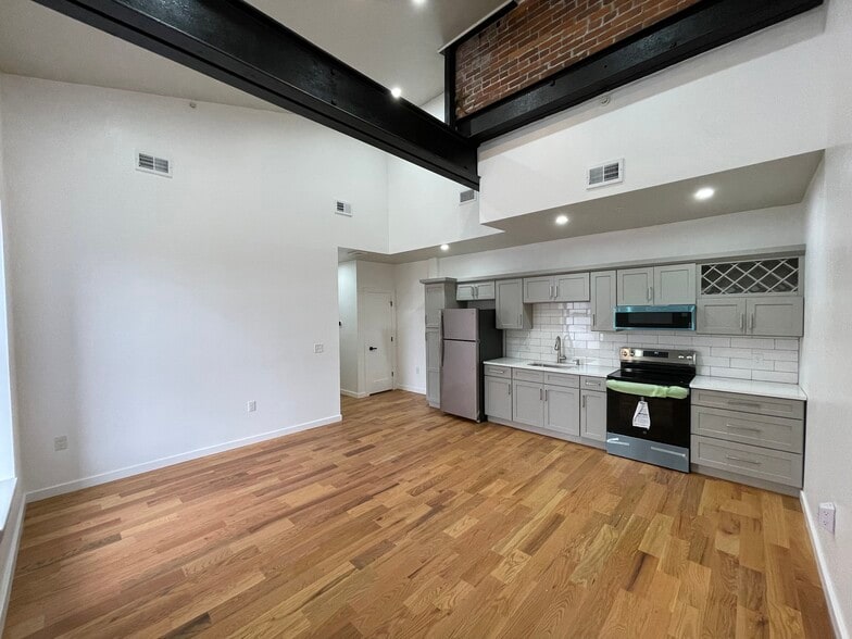 Building Photo - 711 Chew St