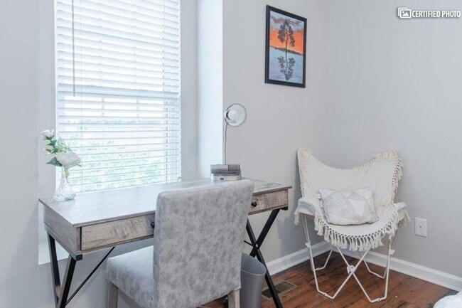 Building Photo - Charming Christiansburg Home