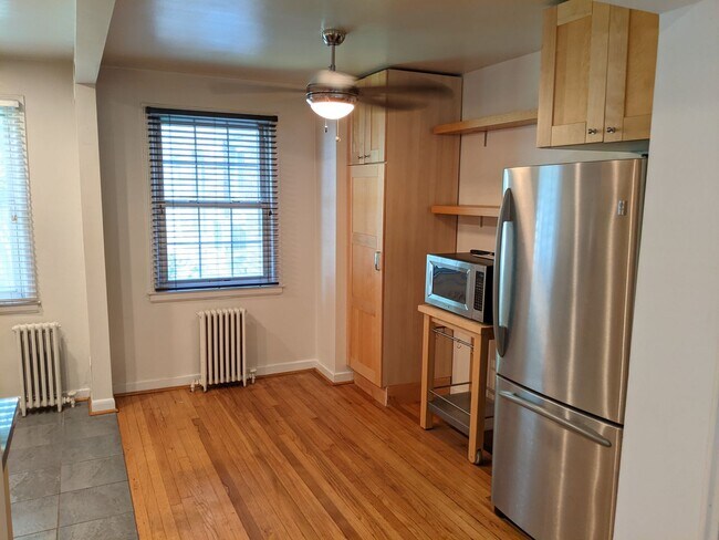 Building Photo - Updated and extremely well-maintained Rock...