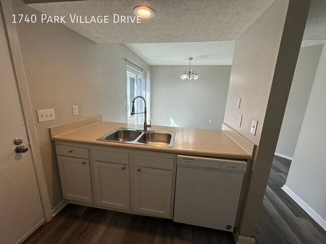 Building Photo - 1740 Park Village Dr