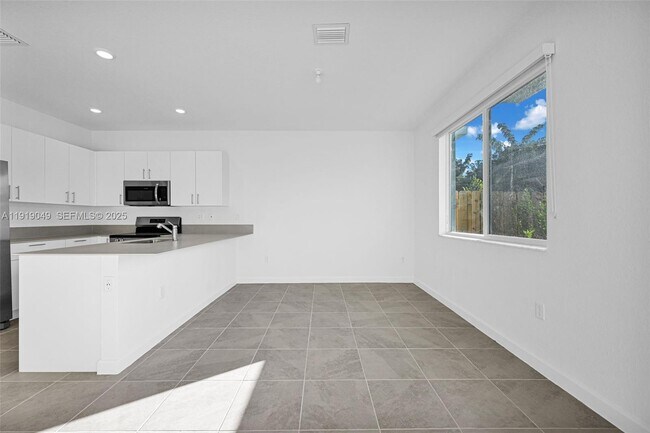 Building Photo - 1400 SE 6th Rd