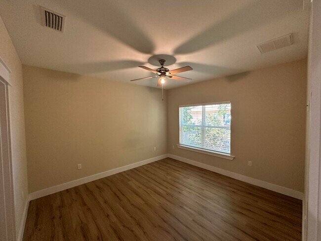 Building Photo - 605 3rd St