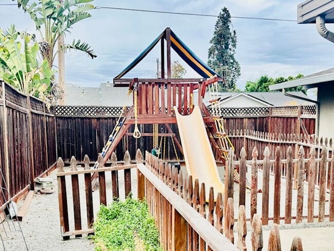 Building Photo - Move right in! This is an ideal home, gorg...