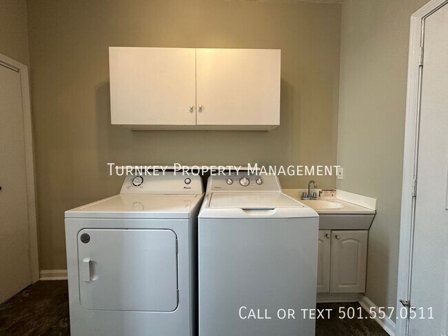 Building Photo - 3 Rocky Top Cove