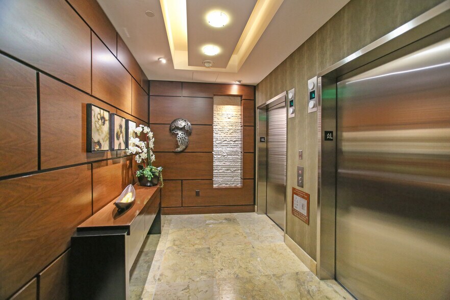 Building Photo - 5047 Scholarship