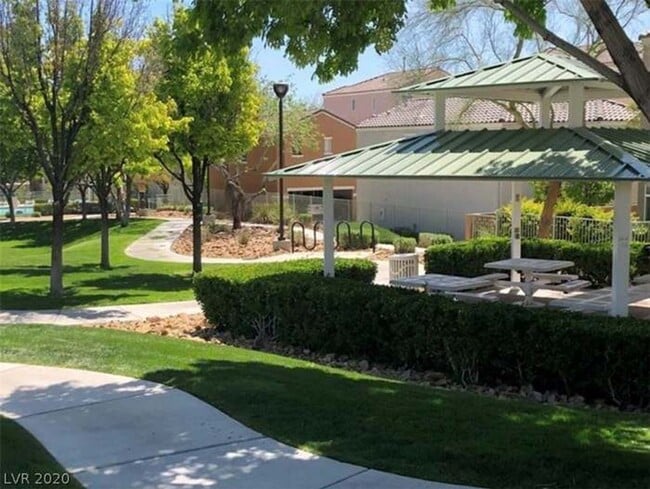 Building Photo - Northwest 3 bed, Lots of Amenities!