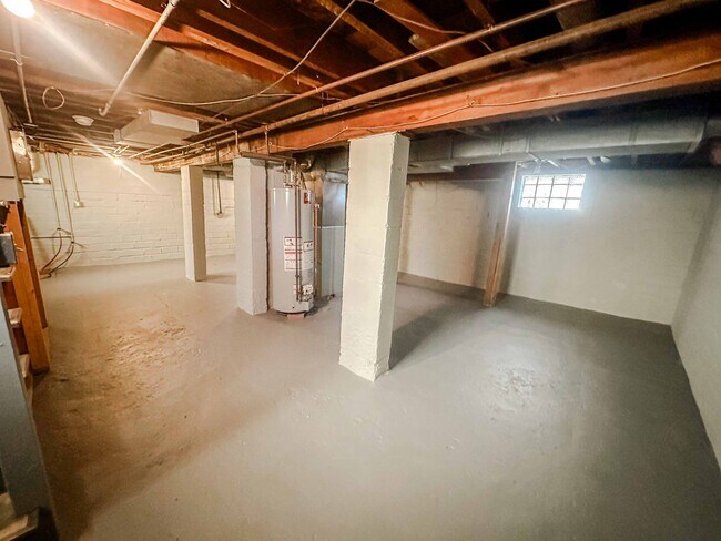 Building Photo - Very well maintained three bedroom house with tons of storage and two car garage