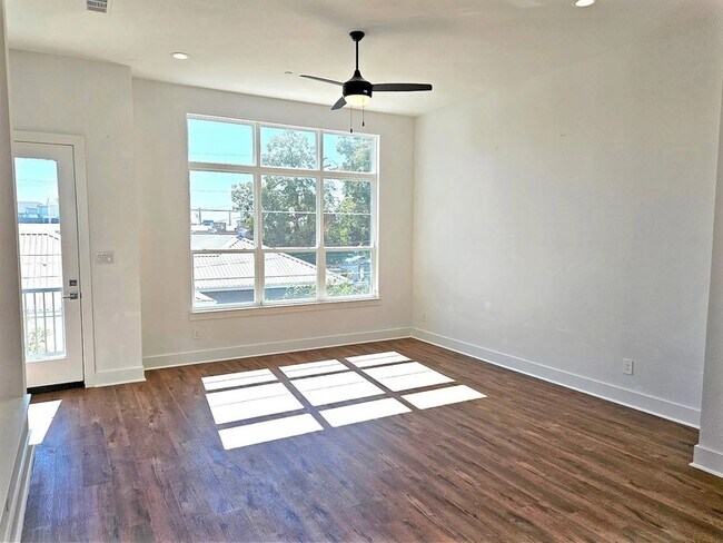 Building Photo - 13325 Bee St