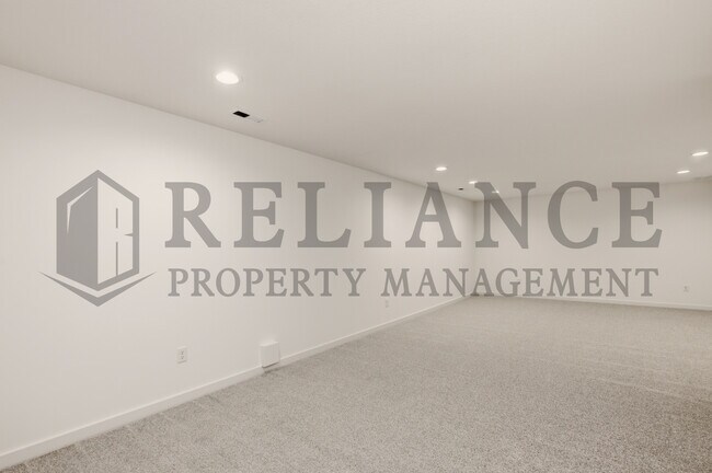 Building Photo - 5240 N Pinecrest Ct