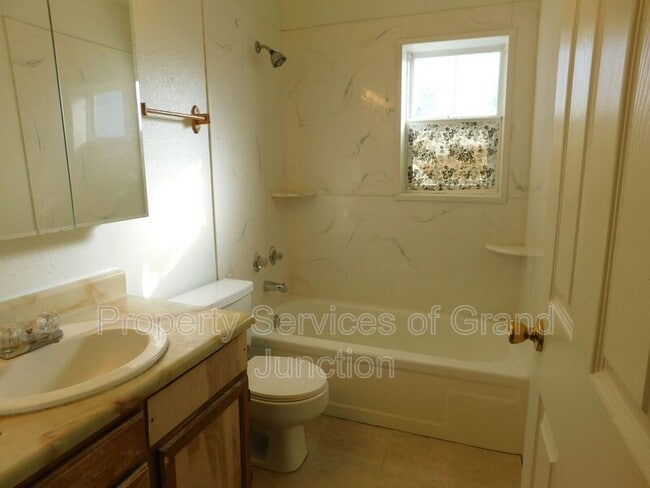 Building Photo - 553 Garfield Dr