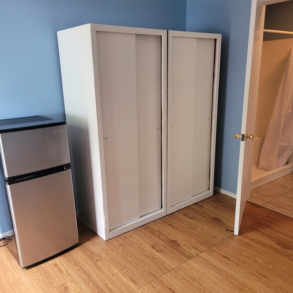 Building Photo - 1726 Crescent Dr