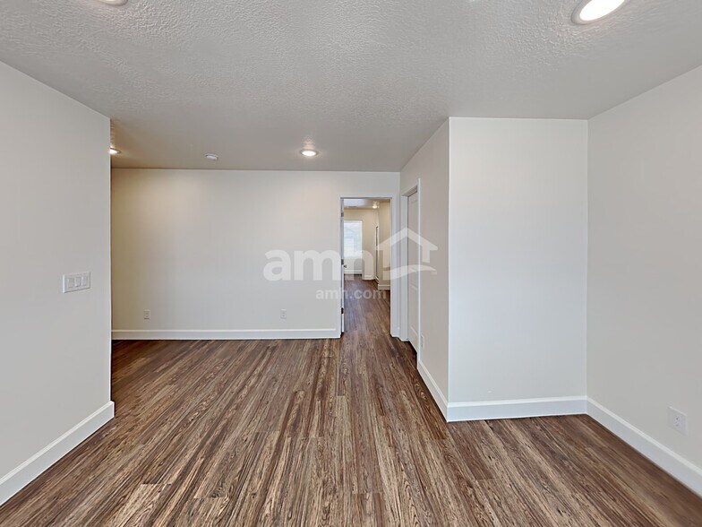 Building Photo - 1231 N Golden Spoke Dr