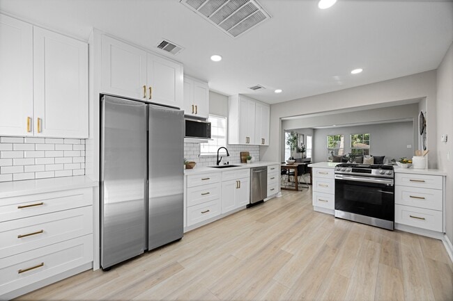 Building Photo - 5737 Dorbrandt St