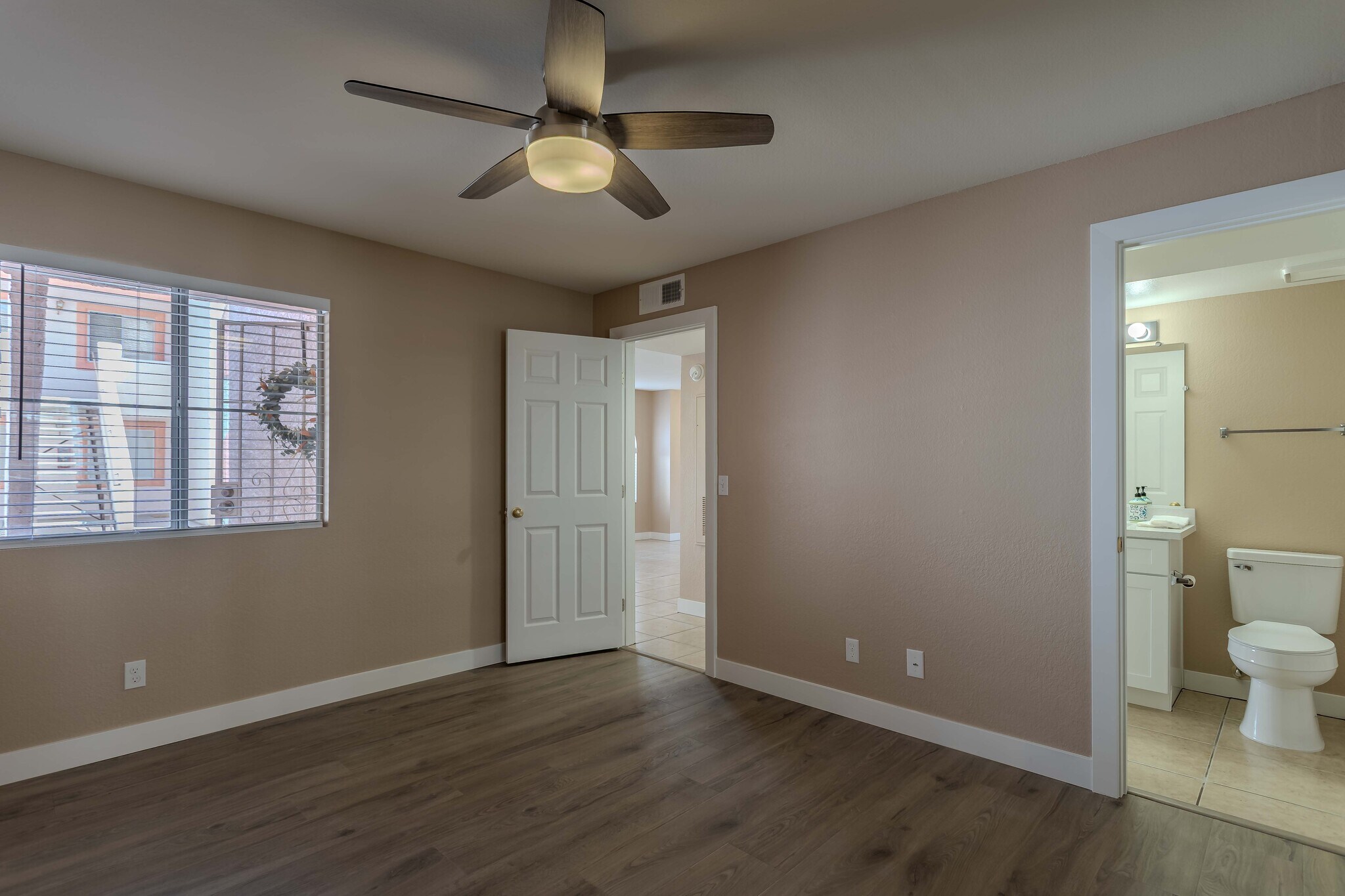Building Photo - 7570 W Flamingo Rd