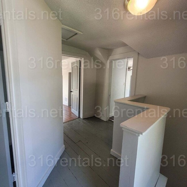 Building Photo - $950 - 3 bed 2 bath - Single Family Home