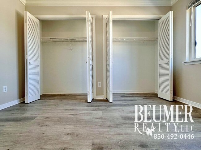 Building Photo - Charming 2 bedroom, 2.5 bath townhome for rent in SW Pensacola!