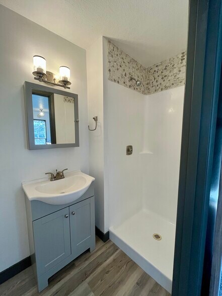 Building Photo - 1421 NE 8th St