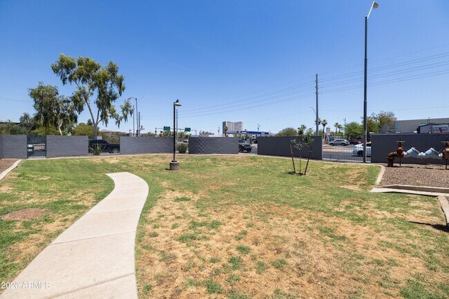 Building Photo - 615 E Portland St