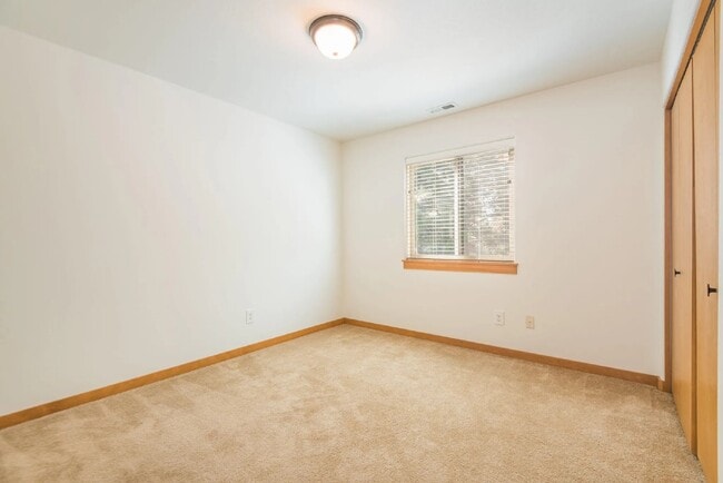 Building Photo - 3/2.5 home in SE Bend close to shopping an...
