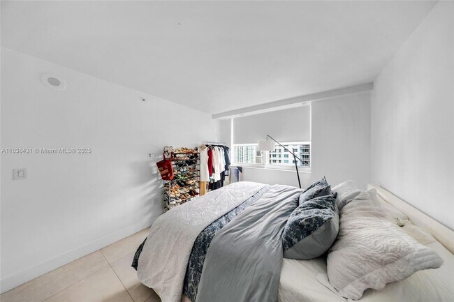Building Photo - 1155 Brickell Bay Dr
