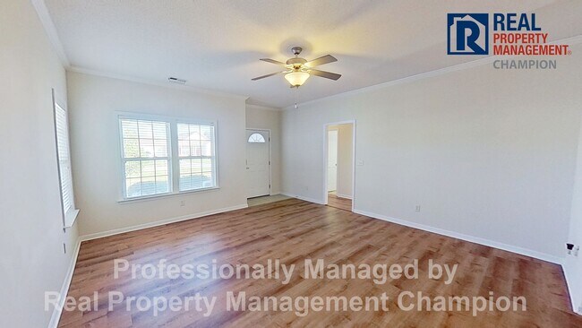 Building Photo - Charming 3 BD/2 BA Home w/Split Bedroom La...