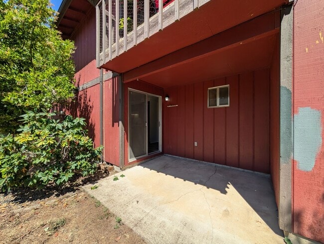 Building Photo - Great 2 bed/1 bath with one car garage! In...