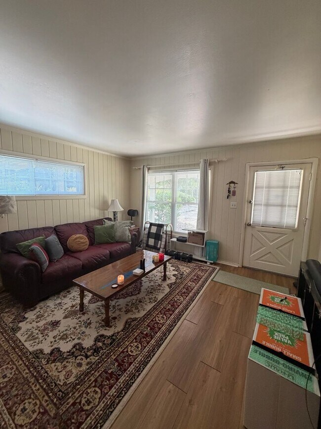 Building Photo - 3/1 Located in the Heart of Tallahassee Florida. Available NOW