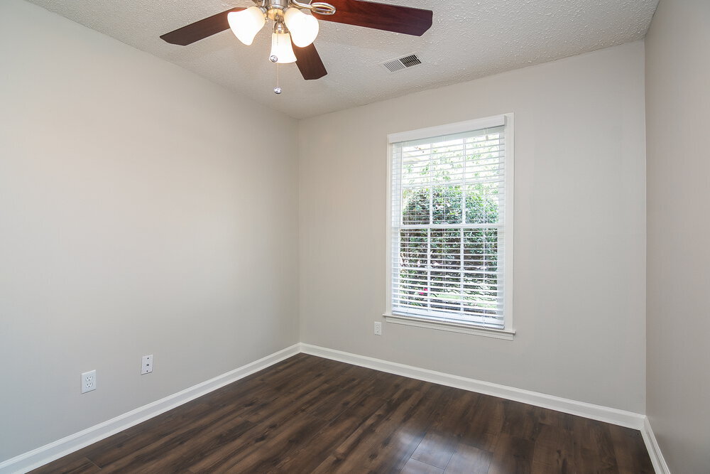 Building Photo - 8159 Creekside Cir N