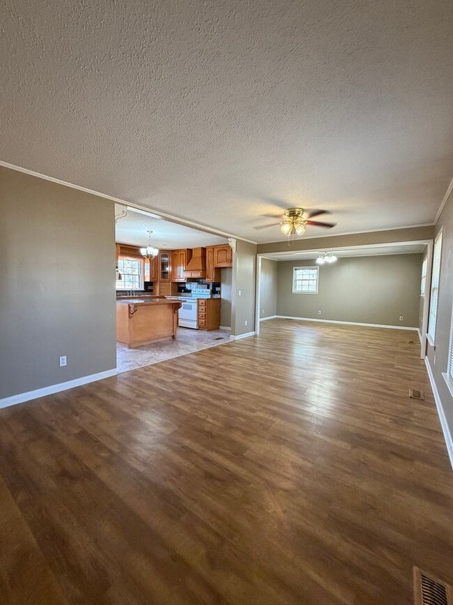 Building Photo - 1,640 Sq Ft | 4 Bed | 2 Bath