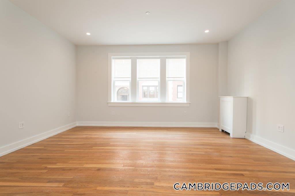 Building Photo - 16 Forest St