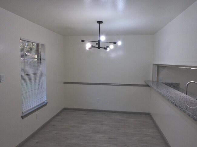 Building Photo - 408 E Coombs St