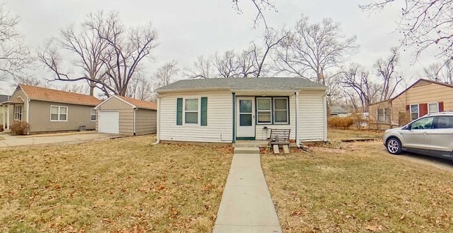 Building Photo - 3D Tour Available - Washer & Dryer Included + Pet-Friendly + Off-Street Parking! Available March ...