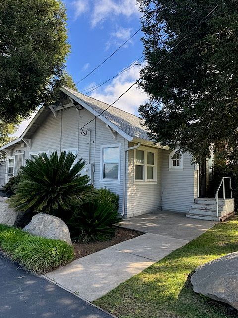 Building Photo - Looking for a place with extra space and easy living?