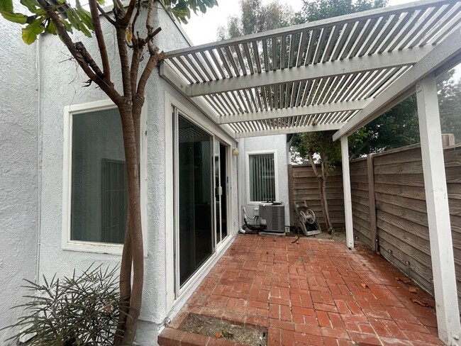 Building Photo - Clean and Updated 3 bed 2 bath House with ...